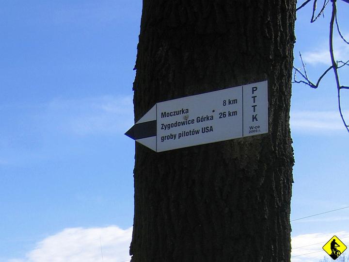 foto 024a.jpg - Desant: Klecza Górna. Założenie było, że bedziemy się bawić w Beskidze Małym, ale rano zmiękłem, przyznam się. Bałem się śniegu i błota, bo miał to być luźny dzień, a nie tyranie jakie nam się lubi trafiać, gdy jedziemy w teren znany tylko z mapy.